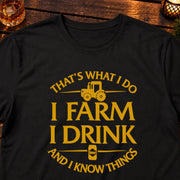 Farmer Drinking Wisdom 農業とお酒のユーモアデザイン | Tシャツ | フロントのみプリント
