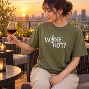 Wine Not Typography Pun ワインボトル タイポグラフィ「WINE NOT?」 Tシャツ|フロントプリント