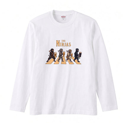 THE NINJAS | 忍びの宴 乾杯ビール ロック名盤オマージュ グラフィック 長袖Tシャツ【おもしろ雑貨・普段着・宴会・ユニセックス・ギフトに最適】