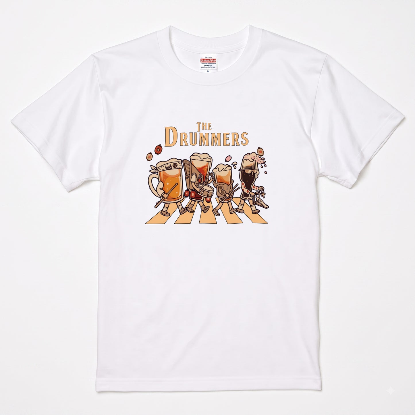 THE DRUMMERS | ビールたちのドラム演奏 横断歩道 面白Tシャツ【ドラム好き・ビール好き・ギフトに最適】