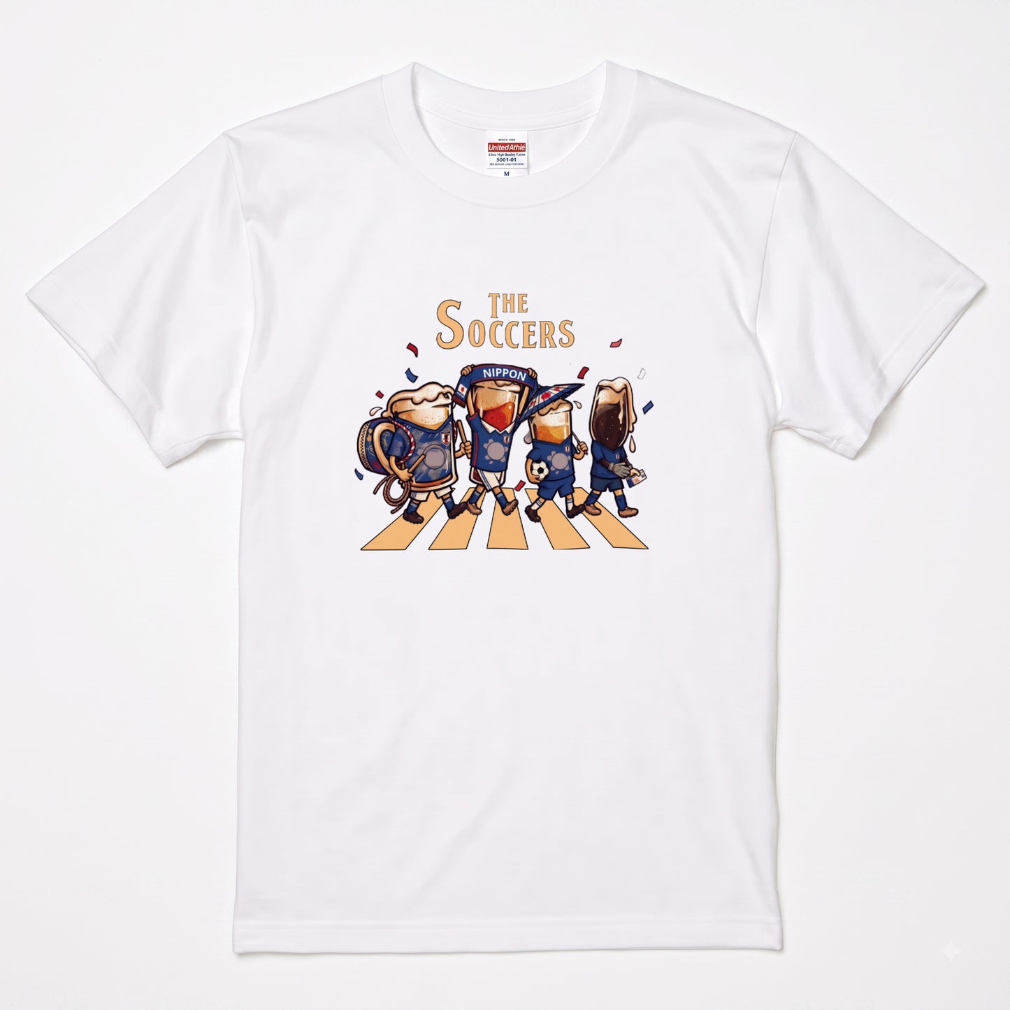 THE SOCCERS | ビールたちの日本代表応援 横断歩道 面白Tシャツ【サッカーファン・飲み会・ギフトに最適】