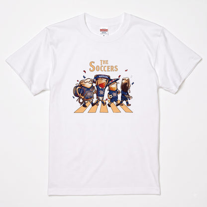 THE SOCCERS | ビールたちの日本代表応援 横断歩道 面白Tシャツ【サッカーファン・飲み会・ギフトに最適】