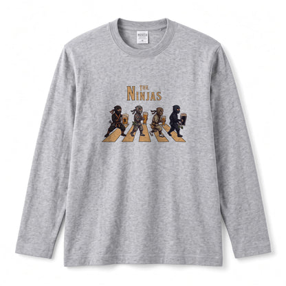 THE NINJAS | 忍びの宴 乾杯ビール ロック名盤オマージュ グラフィック 長袖Tシャツ【おもしろ雑貨・普段着・宴会・ユニセックス・ギフトに最適】