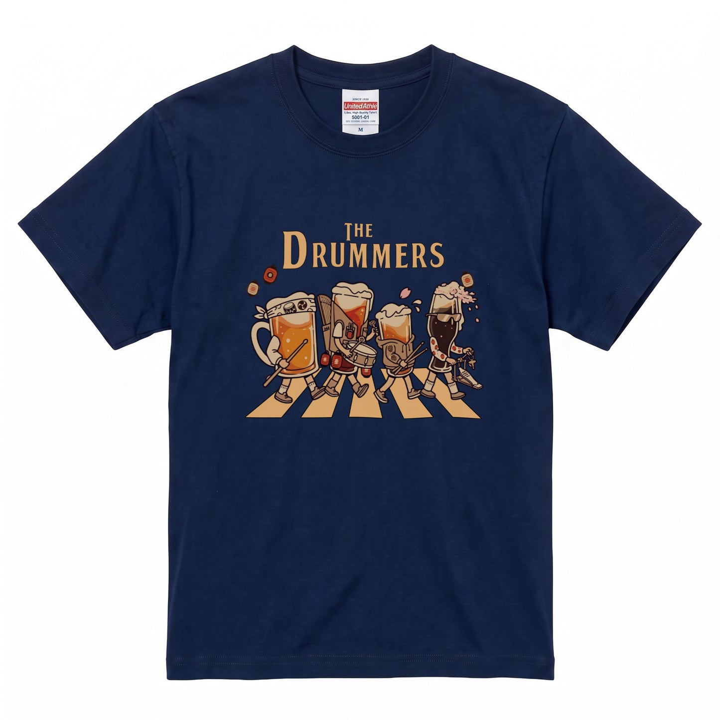 THE DRUMMERS | ビールたちのドラム演奏 横断歩道 面白Tシャツ【ドラム好き・ビール好き・ギフトに最適】
