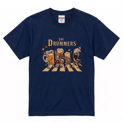 THE DRUMMERS | ビールたちのドラム演奏 横断歩道 面白Tシャツ【ドラム好き・ビール好き・ギフトに最適】