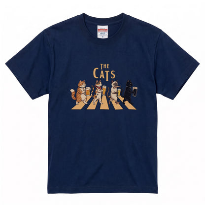 THE CATS | 猫たちの乾杯パレード 横断歩道 ゆるかわパロディTシャツ【愛猫家・ビール好き・ギフトに最適】