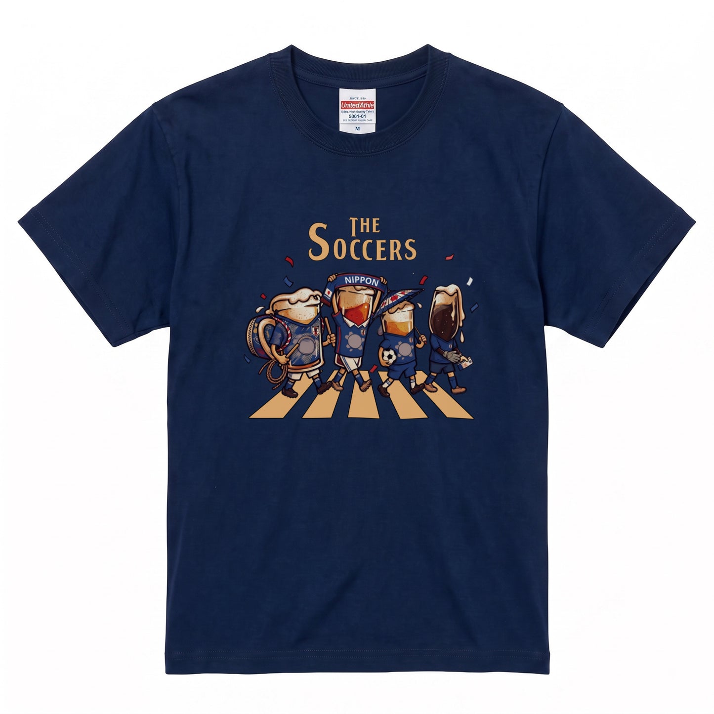 THE SOCCERS | ビールたちの日本代表応援 横断歩道 面白Tシャツ【サッカーファン・飲み会・ギフトに最適】