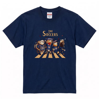 THE SOCCERS | ビールたちの日本代表応援 横断歩道 面白Tシャツ【サッカーファン・飲み会・ギフトに最適】