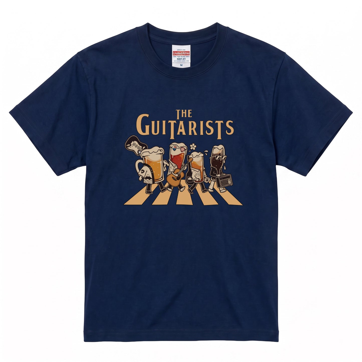THE GUITARISTS | ビールたちのバンド演奏 横断歩道 面白Tシャツ【ギター好き・ビール好き・ギフトに最適】