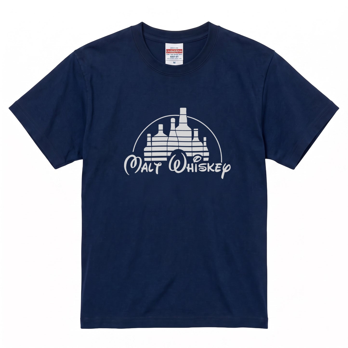 WHISKEY KINGDOM | ボトルキャッスル パロディグラフィック モルトウイスキー カジュアル Tシャツ【おもしろTシャツ・ストリート・宴会・ユニセックス・ギフトに最適】