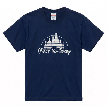 WHISKEY KINGDOM | ボトルキャッスル パロディグラフィック モルトウイスキー カジュアル Tシャツ【おもしろTシャツ・ストリート・宴会・ユニセックス・ギフトに最適】