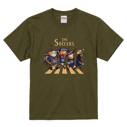 THE SOCCERS | ビールたちの日本代表応援 横断歩道 面白Tシャツ【サッカーファン・飲み会・ギフトに最適】