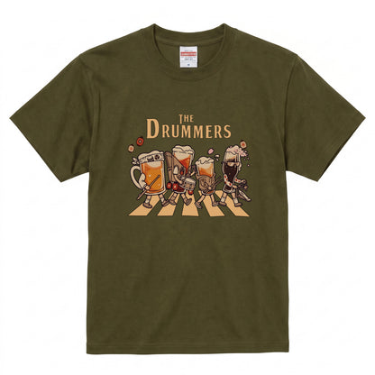 THE DRUMMERS | ビールたちのドラム演奏 横断歩道 面白Tシャツ【ドラム好き・ビール好き・ギフトに最適】