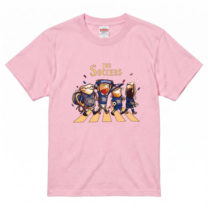 THE SOCCERS | ビールたちの日本代表応援 横断歩道 面白Tシャツ【サッカーファン・飲み会・ギフトに最適】