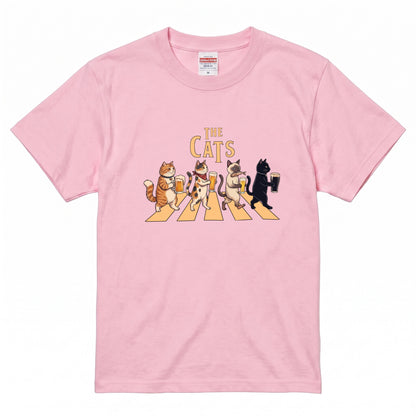 THE CATS | 猫たちの乾杯パレード 横断歩道 ゆるかわパロディTシャツ【愛猫家・ビール好き・ギフトに最適】