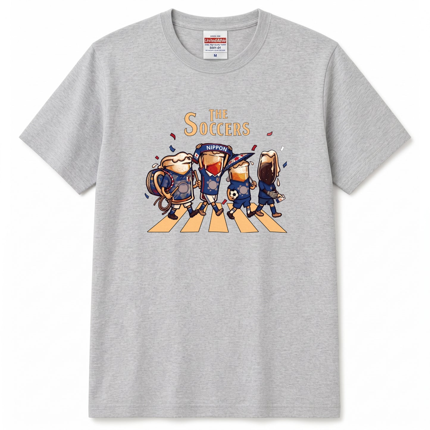 THE SOCCERS | ビールたちの日本代表応援 横断歩道 面白Tシャツ【サッカーファン・飲み会・ギフトに最適】