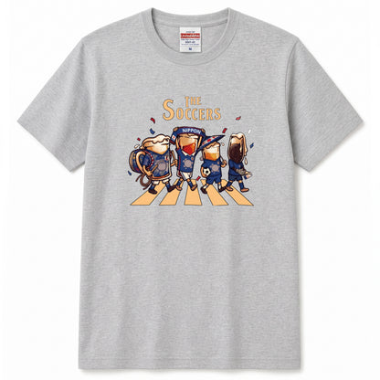 THE SOCCERS | ビールたちの日本代表応援 横断歩道 面白Tシャツ【サッカーファン・飲み会・ギフトに最適】