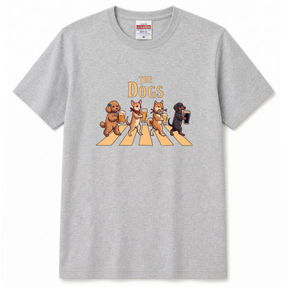 THE DOGS | 柴犬・プードル・チワワ・ダックスの乾杯 横断歩道 面白Tシャツ【愛犬家・ビール好き・ギフトに最適】