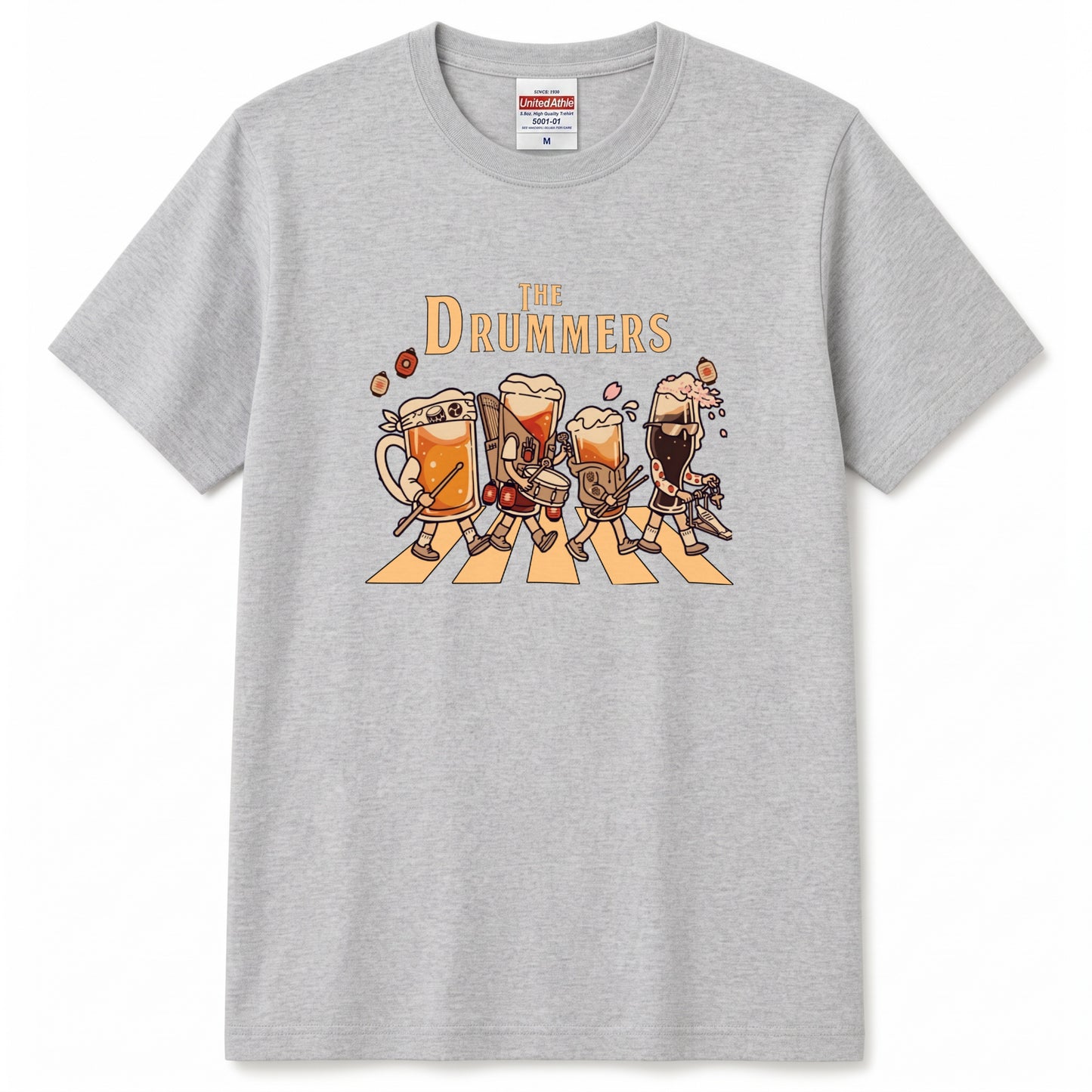 THE DRUMMERS | ビールたちのドラム演奏 横断歩道 面白Tシャツ【ドラム好き・ビール好き・ギフトに最適】