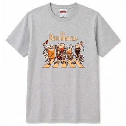 THE DRUMMERS | ビールたちのドラム演奏 横断歩道 面白Tシャツ【ドラム好き・ビール好き・ギフトに最適】