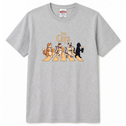 THE CATS | 猫たちの乾杯パレード 横断歩道 ゆるかわパロディTシャツ【愛猫家・ビール好き・ギフトに最適】