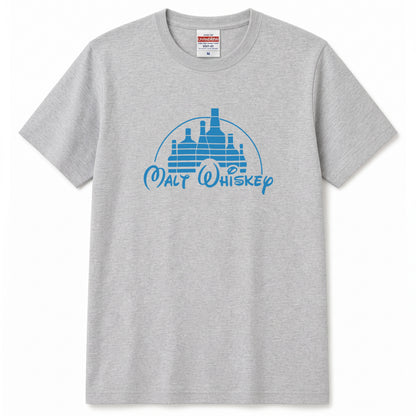 WHISKEY KINGDOM | ボトルキャッスル パロディグラフィック モルトウイスキー カジュアル Tシャツ【おもしろTシャツ・ストリート・宴会・ユニセックス・ギフトに最適】