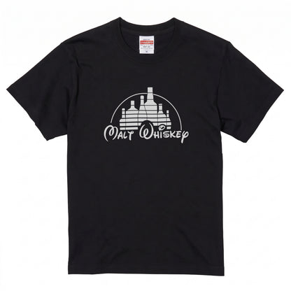 WHISKEY KINGDOM | ボトルキャッスル パロディグラフィック モルトウイスキー カジュアル Tシャツ【おもしろTシャツ・ストリート・宴会・ユニセックス・ギフトに最適】