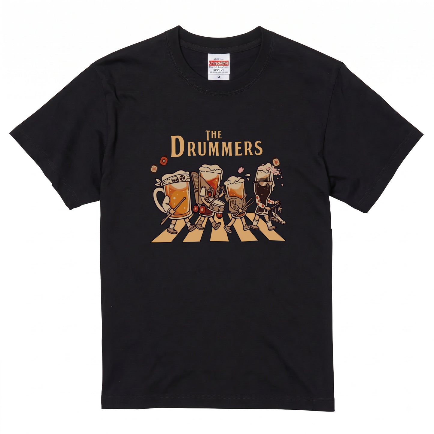 THE DRUMMERS | ビールたちのドラム演奏 横断歩道 面白Tシャツ【ドラム好き・ビール好き・ギフトに最適】