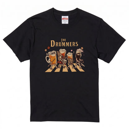 THE DRUMMERS | ビールたちのドラム演奏 横断歩道 面白Tシャツ【ドラム好き・ビール好き・ギフトに最適】