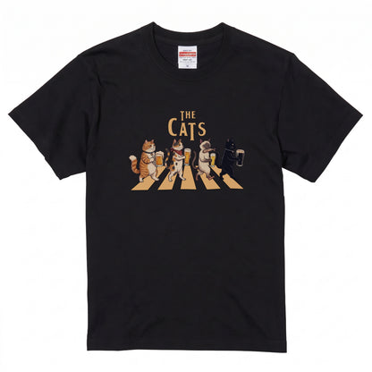 THE CATS | 猫たちの乾杯パレード 横断歩道 ゆるかわパロディTシャツ【愛猫家・ビール好き・ギフトに最適】