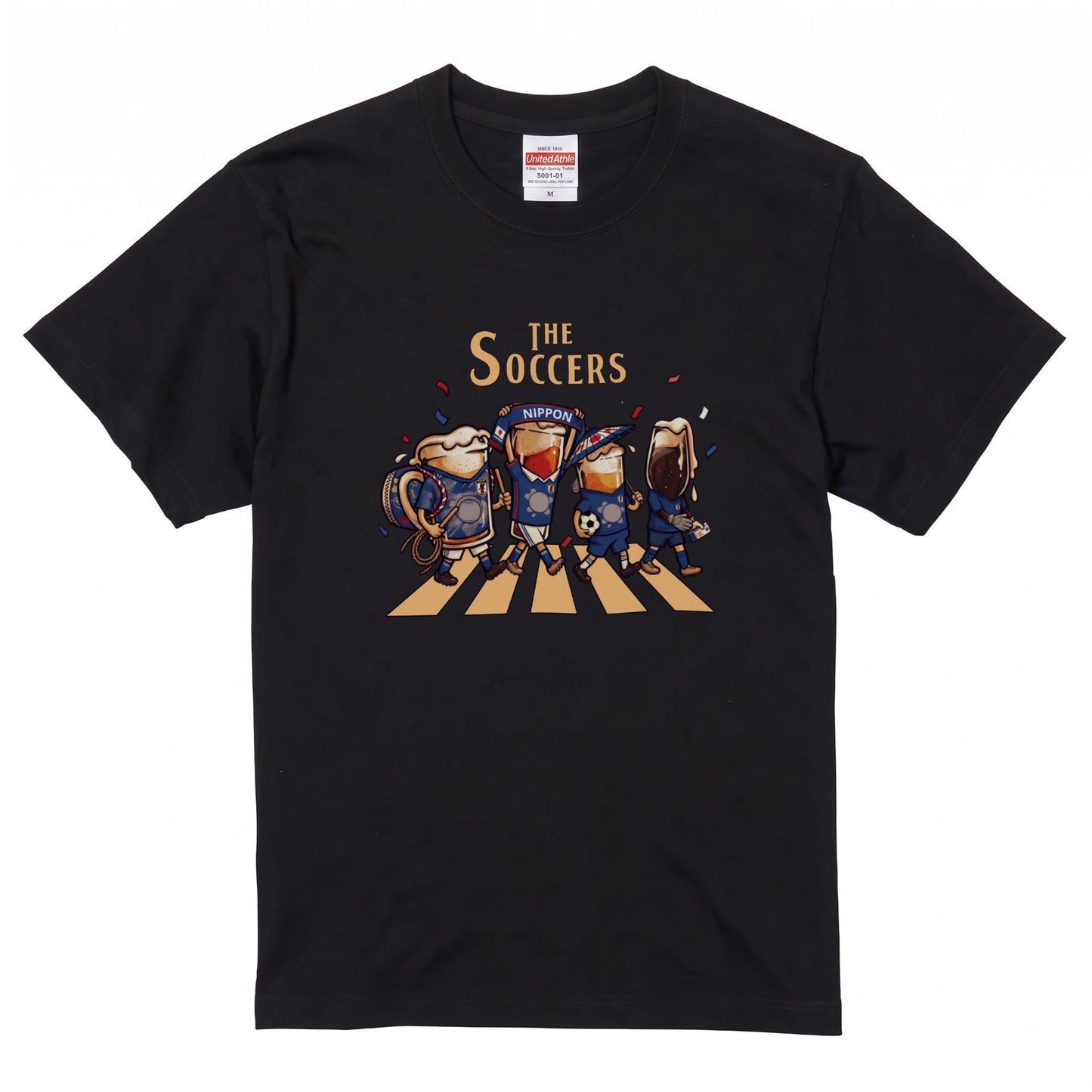 THE SOCCERS | ビールたちの日本代表応援 横断歩道 面白Tシャツ【サッカーファン・飲み会・ギフトに最適】