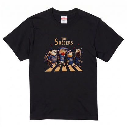 THE SOCCERS | ビールたちの日本代表応援 横断歩道 面白Tシャツ【サッカーファン・飲み会・ギフトに最適】