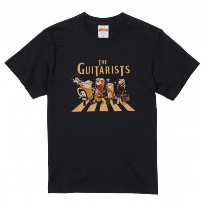 THE GUITARISTS | ビールたちのバンド演奏 横断歩道 面白Tシャツ【ギター好き・ビール好き・ギフトに最適】