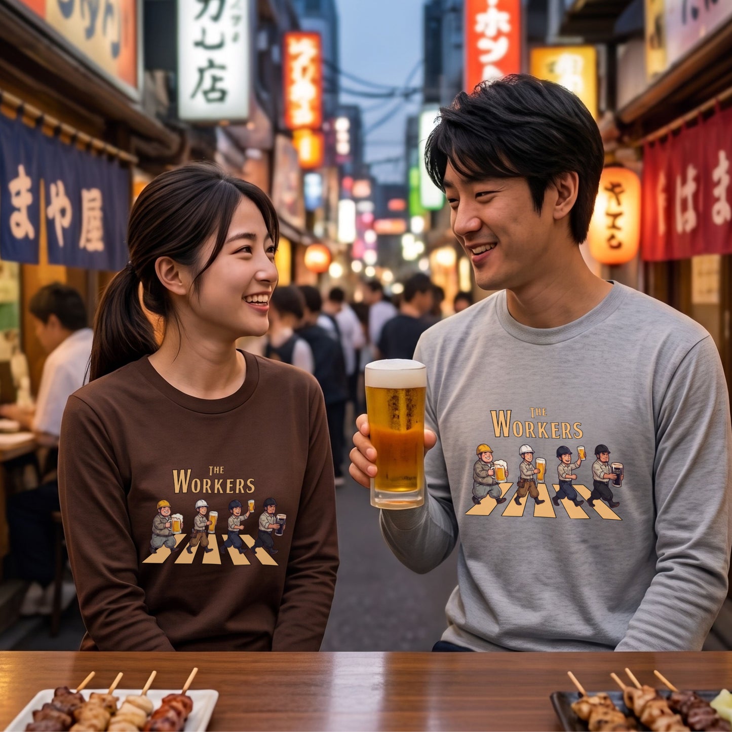 THE WORKERS | 現場職人 アビイロード風 パロディ 乾杯 ビール ロンT 長袖 Tシャツ【おもしろTシャツ・土木・建築・作業着・忘年会・誕生日ギフトに最適】