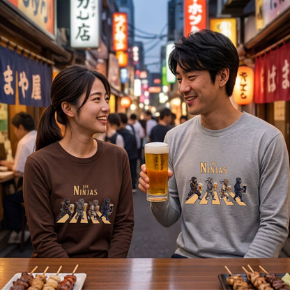 THE NINJAS | 忍びの宴 乾杯ビール ロック名盤オマージュ グラフィック 長袖Tシャツ【おもしろ雑貨・普段着・宴会・ユニセックス・ギフトに最適】