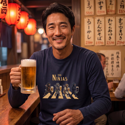 THE NINJAS | 忍びの宴 乾杯ビール ロック名盤オマージュ グラフィック 長袖Tシャツ【おもしろ雑貨・普段着・宴会・ユニセックス・ギフトに最適】