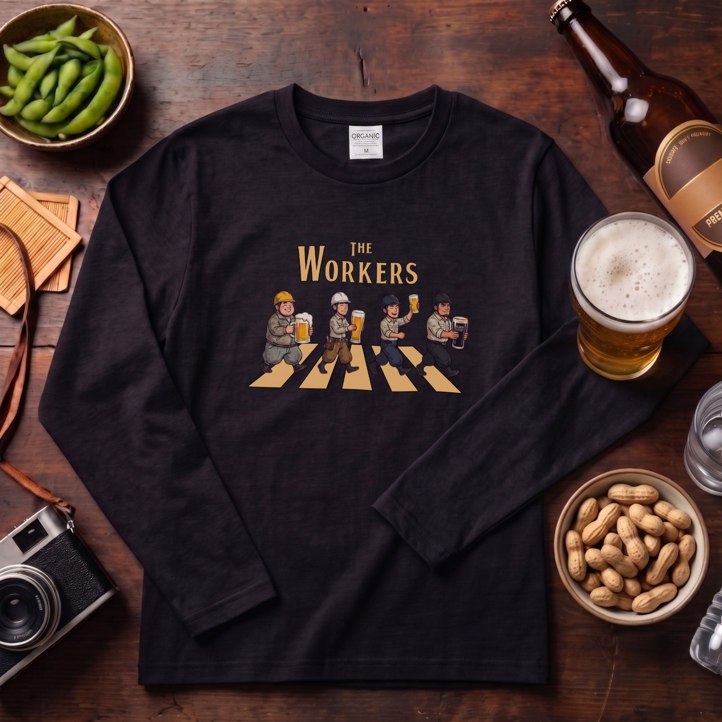THE WORKERS | 現場職人 アビイロード風 パロディ 乾杯 ビール ロンT 長袖 Tシャツ【おもしろTシャツ・土木・建築・作業着・忘年会・誕生日ギフトに最適】