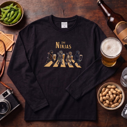 THE NINJAS | 忍びの宴 乾杯ビール ロック名盤オマージュ グラフィック 長袖Tシャツ【おもしろ雑貨・普段着・宴会・ユニセックス・ギフトに最適】