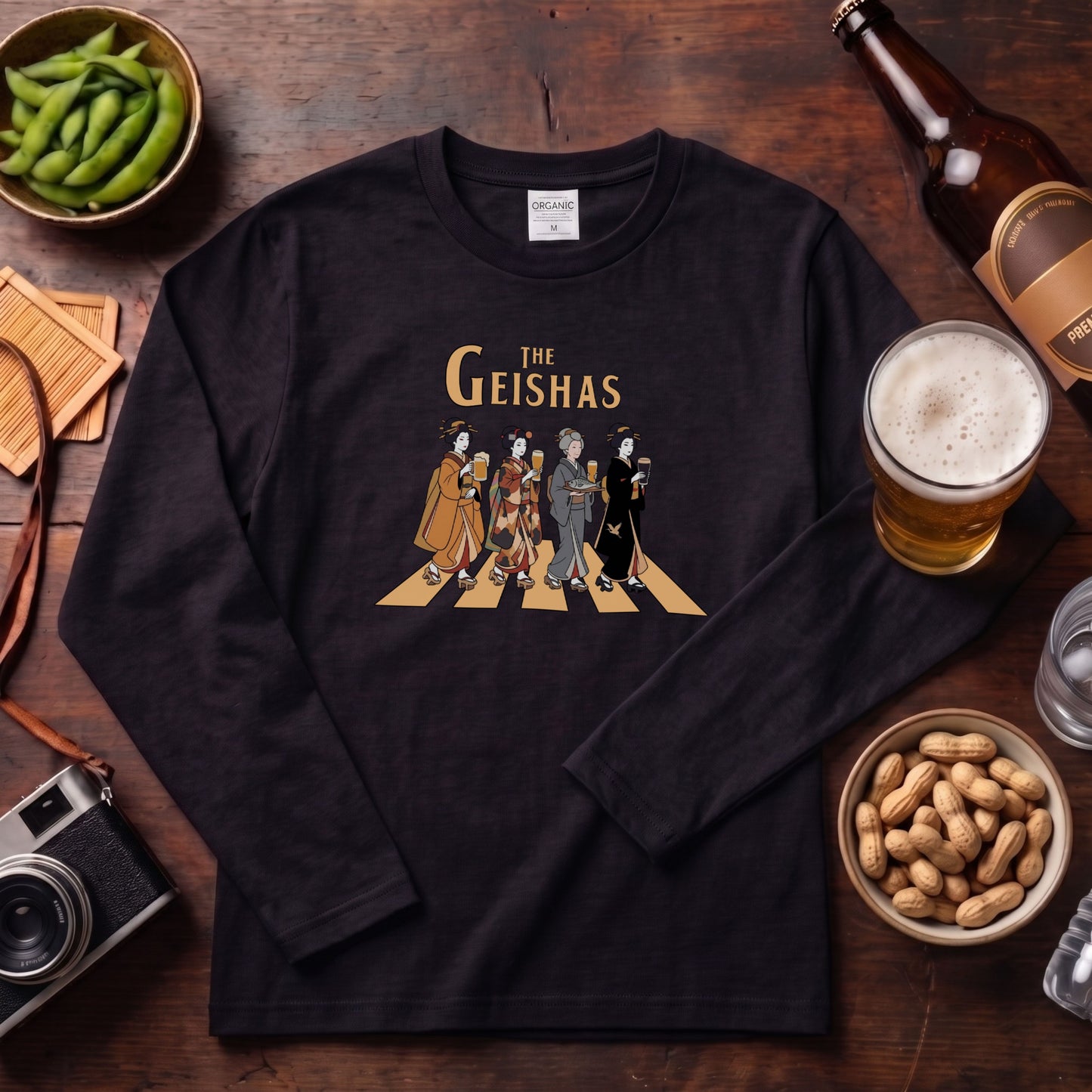 THE GEISHAS | 艶やか 芸者 乾杯ビール ロック名盤オマージュ グラフィック 長袖Tシャツ【おもしろ雑貨・普段着・宴会・ユニセックス・ギフトに最適】