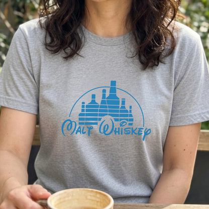 WHISKEY KINGDOM | ボトルキャッスル パロディグラフィック モルトウイスキー カジュアル Tシャツ【おもしろTシャツ・ストリート・宴会・ユニセックス・ギフトに最適】