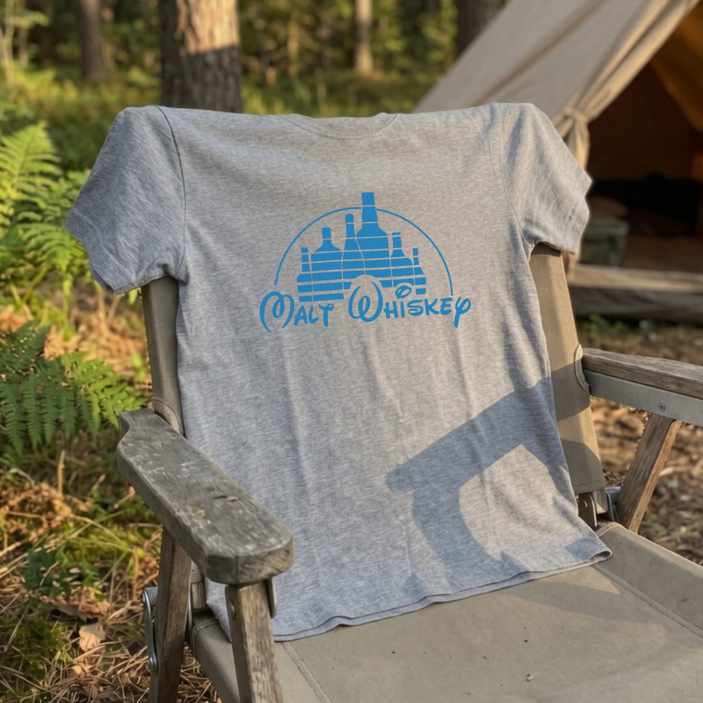 WHISKEY KINGDOM | ボトルキャッスル パロディグラフィック モルトウイスキー カジュアル Tシャツ【おもしろTシャツ・ストリート・宴会・ユニセックス・ギフトに最適】