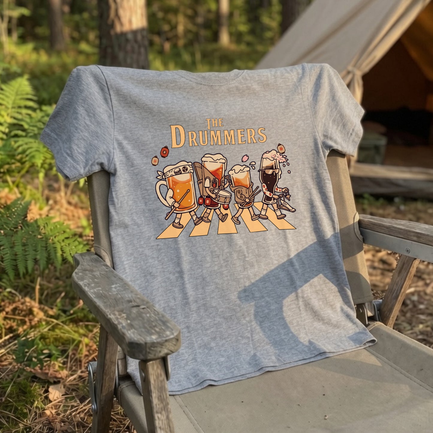 THE DRUMMERS | ビールたちのドラム演奏 横断歩道 面白Tシャツ【ドラム好き・ビール好き・ギフトに最適】