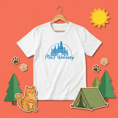 WHISKEY KINGDOM | ボトルキャッスル パロディグラフィック モルトウイスキー カジュアル Tシャツ【おもしろTシャツ・ストリート・宴会・ユニセックス・ギフトに最適】