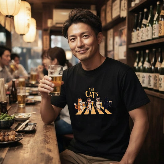THE CATS | 猫たちの乾杯パレード 横断歩道 ゆるかわパロディTシャツ【愛猫家・ビール好き・ギフトに最適】