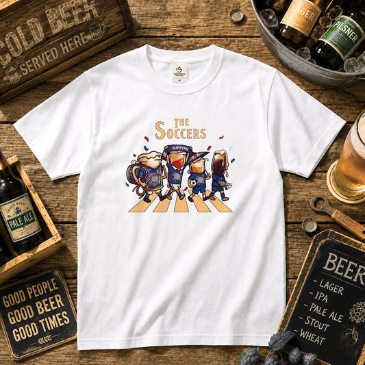 THE SOCCERS | ビールたちの日本代表応援 横断歩道 面白Tシャツ【サッカーファン・飲み会・ギフトに最適】