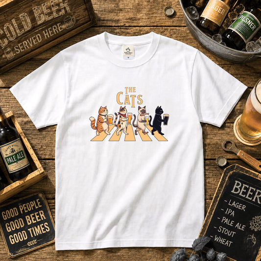 THE CATS | 猫たちの乾杯パレード 横断歩道 ゆるかわパロディTシャツ【愛猫家・ビール好き・ギフトに最適】