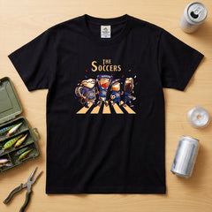 THE SOCCERS | ビールたちの日本代表応援 横断歩道 面白Tシャツ【サッカーファン・飲み会・ギフトに最適】