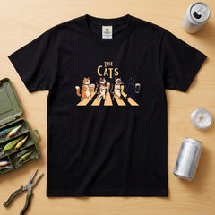 THE CATS | 猫たちの乾杯パレード 横断歩道 ゆるかわパロディTシャツ【愛猫家・ビール好き・ギフトに最適】