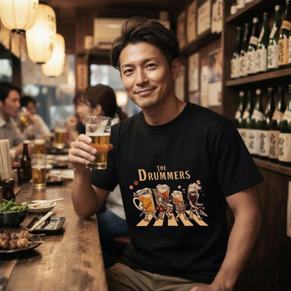 THE DRUMMERS | ビールたちのドラム演奏 横断歩道 面白Tシャツ【ドラム好き・ビール好き・ギフトに最適】
