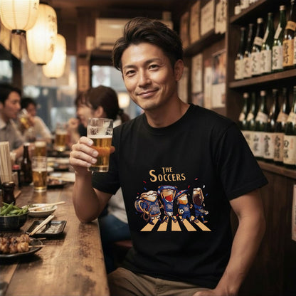 THE SOCCERS | ビールたちの日本代表応援 横断歩道 面白Tシャツ【サッカーファン・飲み会・ギフトに最適】